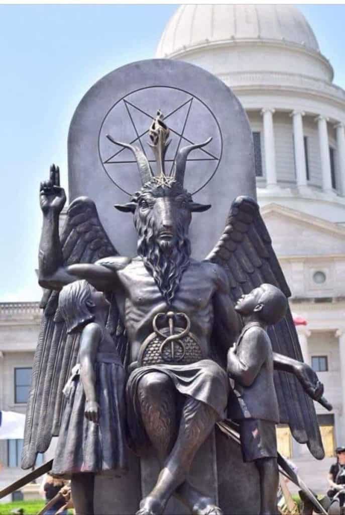 Satanists want Baphomet next to the 10 Commandments - Mainstreaming